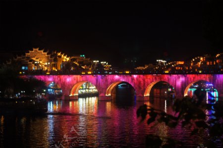 红色灯光的镇远河大桥图片