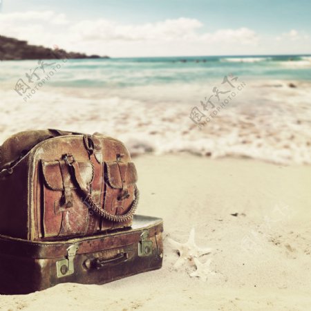 沙滩上的旅行箱