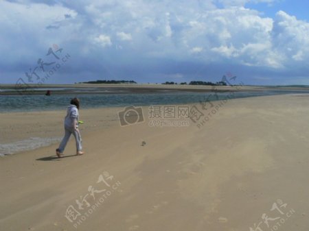 沙滩漫步的游客