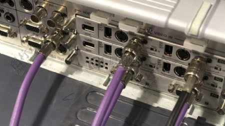 紫颜色的电缆