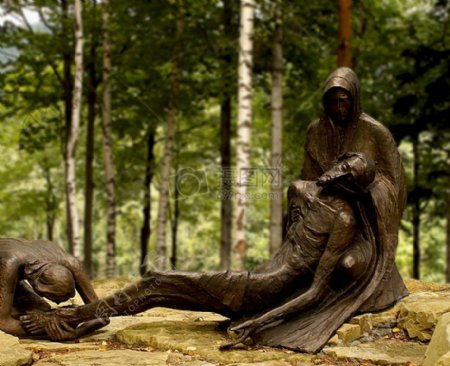 森林里的雕塑