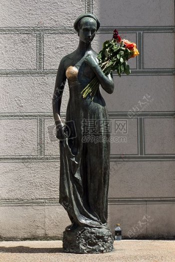 抱着花朵的雕塑