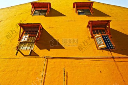 黄色墙面上的窗子