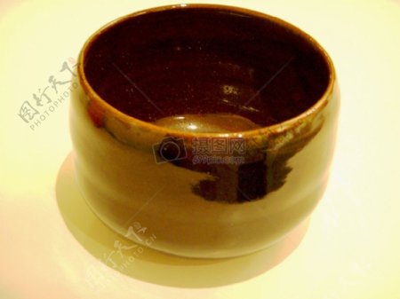金黄色的陶瓷碗