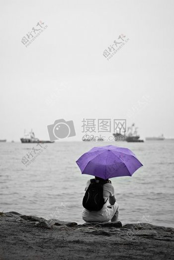 海边打伞看海的女孩