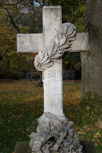 白色的十字架墓碑