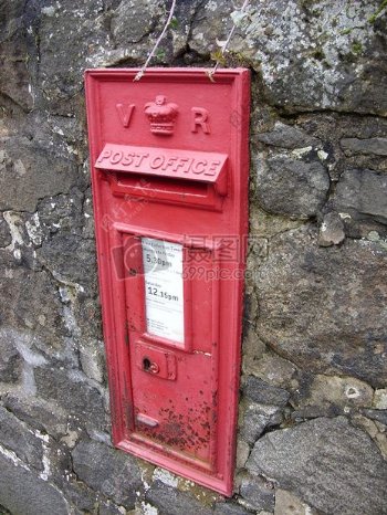 墙壁上孤独的邮政信箱