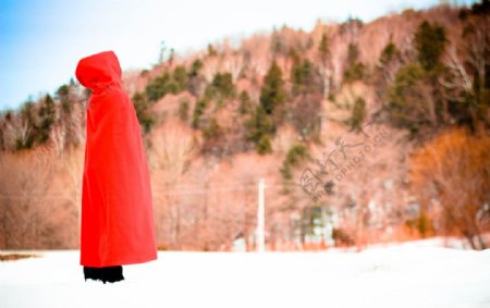 雪景红斗篷