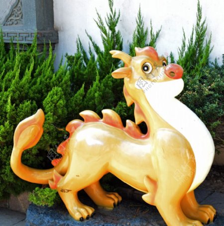 济公故居的龙形雕塑