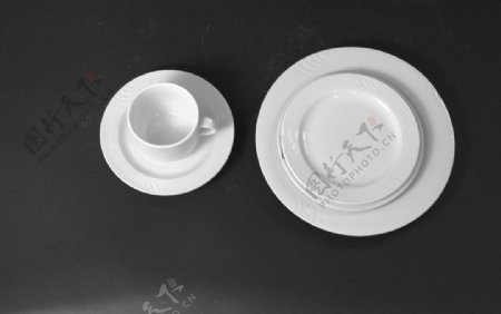 陶瓷盘子和杯子