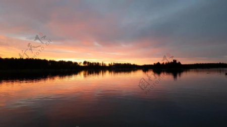 实拍夕阳下宁静的湖面视频素材