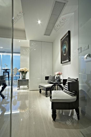 现代潮流风格客厅亮面地板室内装修效果图