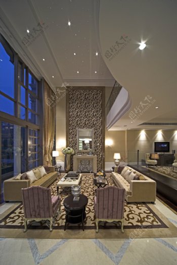 欧式轻奢风格大户型客厅室内装修效果图