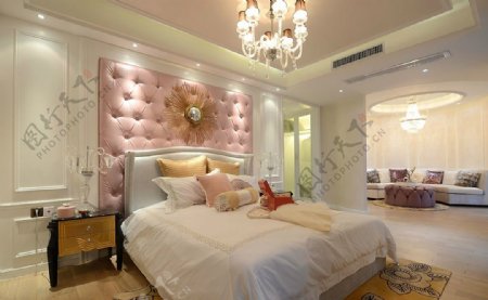 现代公主风粉丝皮质床头背景墙卧室装修图
