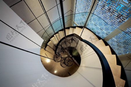 现代时尚感客厅复式楼梯室内装修效果图