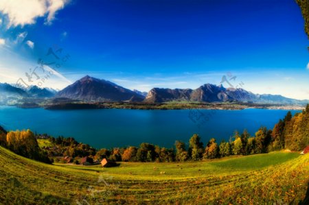 瑞士山秋季湖泊风景