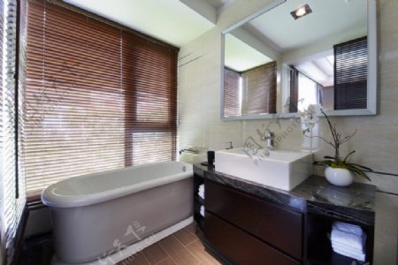 现代时尚浴室巧克力百叶窗室内装修效果图