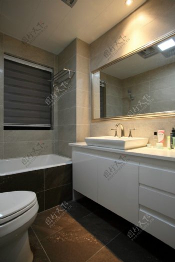 现代浴室浅色背景墙室内装修效果图