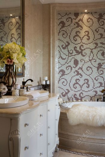 现代时尚银色花纹背景墙浴室室内装修效果图