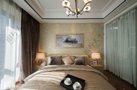 现代简约卧室杏色花纹背景墙室内装修效果图