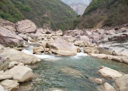 岩石河流小溪大江