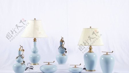 天蓝色陶瓷配铜装饰罐台灯摆件