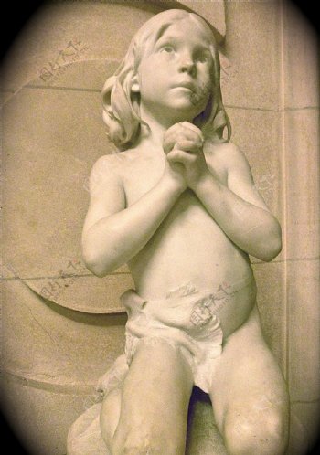 小孩祈祷雕塑
