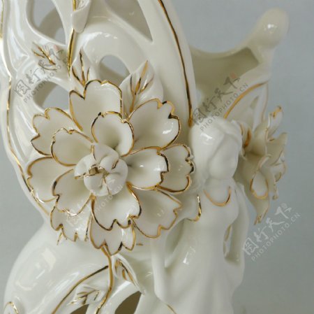 牡丹花朵瓷器浮雕