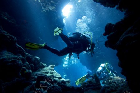 深潜海底洞穴