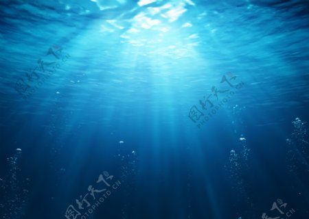 灯光照进深海水里