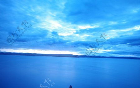 蓝色湖面