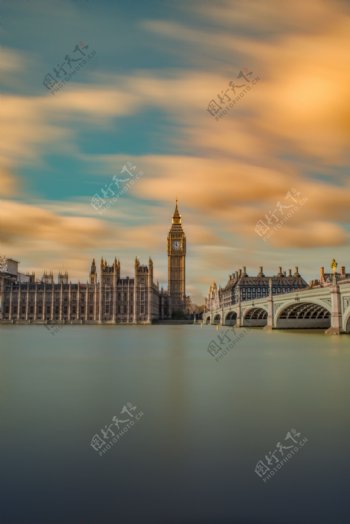泰晤士河畔伦敦建筑图片.jpg