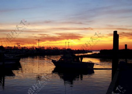 夕阳下的鱼船