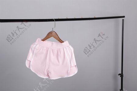 粉色白条纹运动短裤实物图摄影图