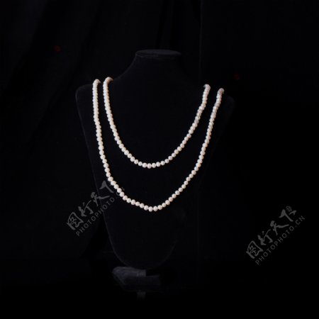 时尚韩式乳白色银白珍珠项链摄影图2