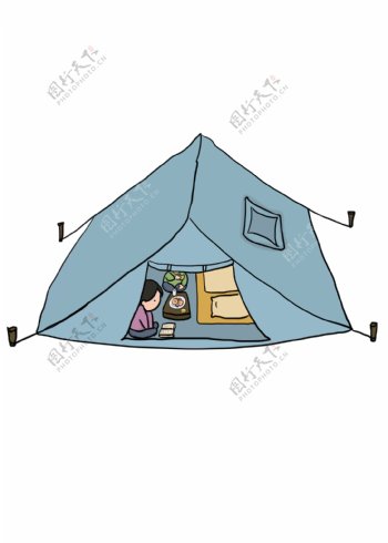 坐在帐篷里读书的小孩