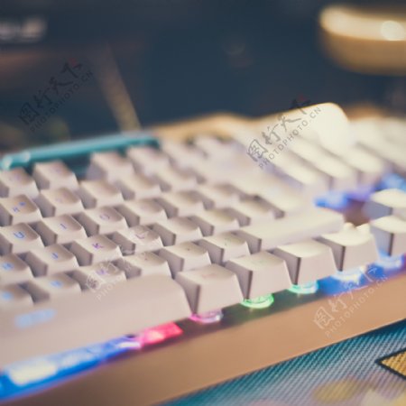 办公桌上的白色炫彩键盘