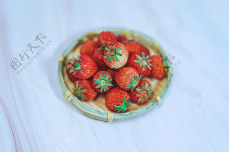 简洁背景竹编托盘草莓