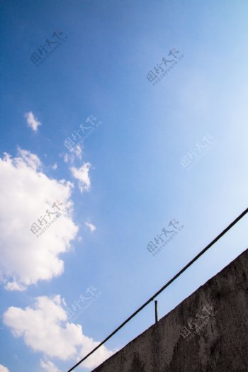 云朵蓝天阳台房顶海报背景