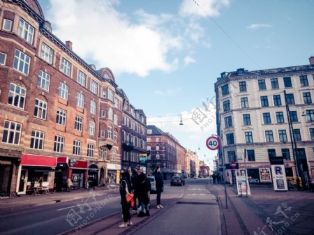 丹麦街头的建筑和行人