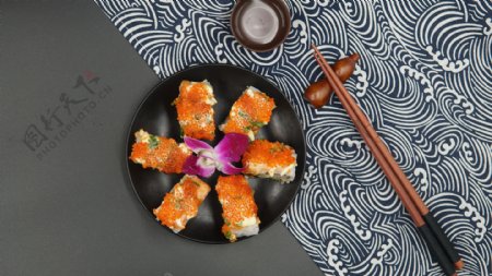 日式料理寿司卷之鱼子酱三文鱼图片