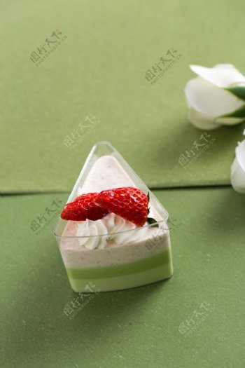 抹茶草莓小三角蛋糕实物图3