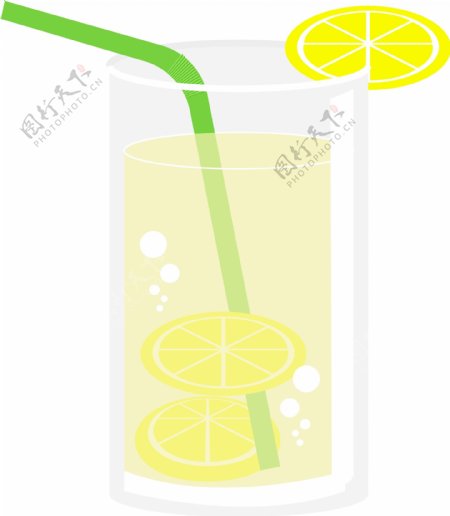 玻璃杯盛放的柠檬水