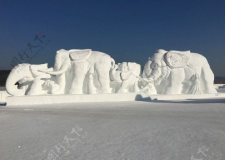 雪雕艺术节作品象群