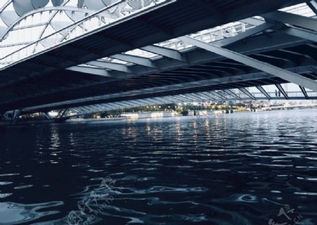 桥下的水面