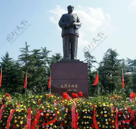 同志铜像