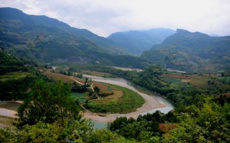 嘉陵江边稻坪村