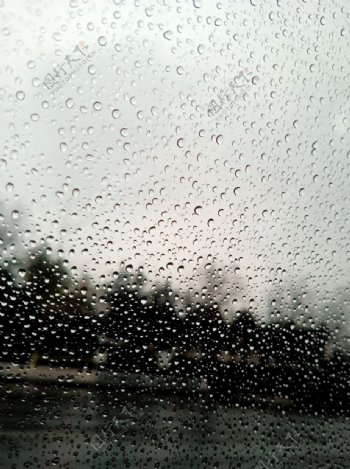 雨中的车窗