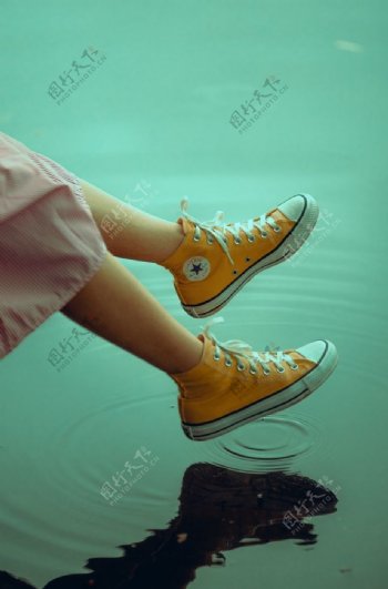黄色匡威鞋女孩湖面