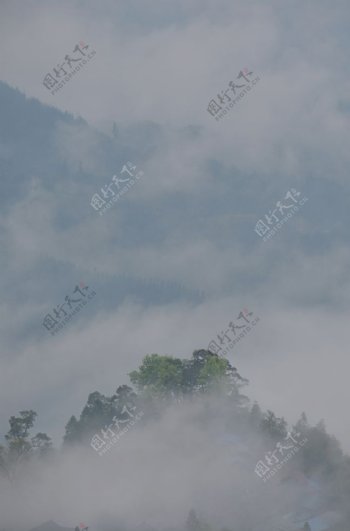 云雾围绕村子的自然风光